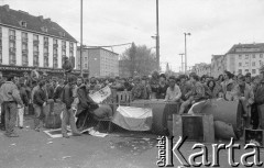 1.05.1989, Wrocław, Polska.
Demonstracja i zamieszki uliczne wywołane przez błędną informację o potrąceniu demonstranta przez milicję. Demonstranci za barykadami.
Fot. Mieczysław Michalak, zbiory Ośrodka KARTA