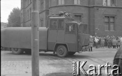 1.05.1989, Wrocław, Polska.
Demonstracja i zamieszki uliczne wywołane przez błędną informację o potrąceniu demonstranta przez milicję. Na zdjęciu armatka wodna. 
Fot. Mieczysław Michalak, zbiory Ośrodka KARTA