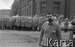 1.05.1989, Wrocław, Polska.
Demonstracja i zamieszki uliczne wywołane przez błędną informację o potrąceniu demonstranta przez milicję. Na pierwszym planie Leszek Budrewicz, za nim kordon milicjantów.
Fot. Mieczysław Michalak, zbiory Ośrodka KARTA