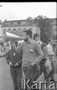 1.05.1989, Wrocław, Polska.
Demonstracja i zamieszki uliczne wywołane przez błędną informację o potrąceniu demonstranta przez milicję. Przemawia Leszek Budrewicz.
Fot. Mieczysław Michalak, zbiory Ośrodka KARTA