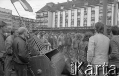 1.05.1989, Wrocław, Polska.
Zamieszki uliczne wywołane przez błędną informację o potrąceniu demonstranta przez milicję.
Fot. Mieczysław Michalak, zbiory Ośrodka KARTA