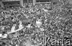 Maj 1989, Wrocław, Polska. 
Kampania wyborcza przed wyborami parlamentarnymi. Mieszkańcy miasta na wiecu wyborczym.
Fot. Mieczysław Michalak, zbiory Ośrodka KARTA