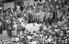 Maj 1989, Wrocław, Polska. 
Kampania wyborcza przed wyborami parlamentarnymi. Wiec wyborczy, przemawia Adolf Juzwenko - przewodniczący Wrocławskiego Komitetu Obywatelskiego 