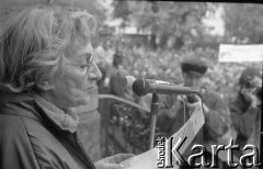 Maj 1989, Wrocław, Polska. 
Kampania wyborcza przed wyborami parlamentarnymi. Ewa Szumańska podczas wiecu wyborczego Komitetu Obywatelskiego 