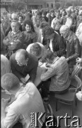 Maj 1989, Wrocław, Polska.
Kampania wyborcza przed wyborami do parlamentu. Zbieranie podpisów pod listami kandydatów na wiecu wyborczym Komitetu Obywatelskiego 