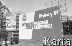 Maj 1989, Wrocław, Polska. 
Kampania wyborcza przed wyborami parlamentarnymi. Transparent wyborczy władz, z którego wycięto znak PZPR.
Fot. Mieczysław Michalak, zbiory Ośrodka KARTA