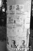 Maj 1989, Wrocław, Polska. 
Kampania wyborcza przed wyborami parlamentarnymi. Plakaty wyborcze na słupie ogłoszeniowym.
Fot. Mieczysław Michalak, zbiory Ośrodka KARTA