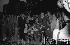 Czerwiec 1989, Warszawa, Polska.
Amerykańska piosenkarka Joan Baez, zaangażowana w ruch obrony praw człowieka, składa kwiaty pod ambasadą Chin. Protestowano tam przeciwko masakrze studentów na placu Niebiańskiego Spokoju w Pekinie.
Fot. Mieczysław Michalak, zbiory Ośrodka KARTA