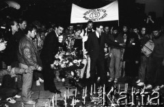 Czerwiec 1989, Warszawa, Polska.
Amerykańska piosenkarka Joan Baez, zaangażowana w ruch obrony praw człowieka, składa kwiaty pod ambasadą Chin. Protestowano tam przeciwko masakrze studentów na placu Niebiańskiego Spokoju w Pekinie.
Fot. Mieczysław Michalak, zbiory Ośrodka KARTA