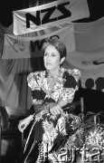 7.06.1989, Warszawa, Polska.
Dom Kultury przy Zakładach Mechanicznych Ursus. Spotkanie z Joan Baez, amerykańską piosenkarką zaangażowaną w ruch obrony praw człowieka.
Fot. Mieczysław Michalak, zbiory Ośrodka KARTA
