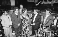 7.06.1989, Warszawa, Polska.
Dom Kultury przy Zakładach Mechanicznych Ursus. Spotkanie z Joan Baez, amerykańską piosenkarką zaangażowaną w ruch obrony praw człowieka, 1. z prawej stoi Zbigniew Bujak.
Fot. Mieczysław Michalak, zbiory Ośrodka KARTA