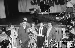 7.06.1989, Warszawa, Polska.
Dom Kultury przy Zakładach Mechanicznych Ursus. Spotkanie z Joan Baez, amerykańską piosenkarką zaangażowaną w ruch obrony praw człowieka, 1. z prawej stoi Zbigniew Bujak.
Fot. Mieczysław Michalak, zbiory Ośrodka KARTA