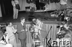 7.06.1989, Warszawa, Polska.
Dom Kultury przy Zakładach Mechanicznych Ursus. Spotkanie z Joan Baez, amerykańską piosenkarką zaangażowaną w ruch obrony praw człowieka.
Fot. Mieczysław Michalak, zbiory Ośrodka KARTA