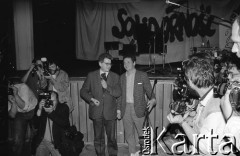 7.06.1989, Warszawa, Polska.
Dom Kultury przy Zakładach Mechanicznych Ursus. Spotkanie z Joan Baez, amerykańską piosenkarką zaangażowaną w ruch obrony praw człowieka, z prawej stoi Zbigniew Bujak.
Fot. Mieczysław Michalak, zbiory Ośrodka KARTA