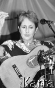 7.06.1989, Warszawa, Polska.
Dom Kultury przy Zakładach Mechanicznych Ursus. Joan Baez, amerykańska piosenkarka zaangażowana w ruch obrony praw człowieka, podczas koncertu.
Fot. Mieczysław Michalak, zbiory Ośrodka KARTA