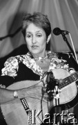 7.06.1989, Warszawa, Polska.
Dom Kultury przy Zakładach Mechanicznych Ursus. Joan Baez, amerykańska piosenkarka zaangażowana w ruch obrony praw człowieka, podczas koncertu.
Fot. Mieczysław Michalak, zbiory Ośrodka KARTA