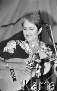 7.06.1989, Warszawa, Polska.
Dom Kultury przy Zakładach Mechanicznych Ursus. Joan Baez, amerykańska piosenkarka zaangażowana w ruch obrony praw człowieka, podczas koncertu.
Fot. Mieczysław Michalak, zbiory Ośrodka KARTA