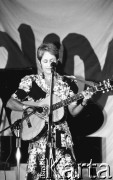 7.06.1989, Warszawa, Polska.
Dom Kultury przy Zakładach Mechanicznych Ursus. Joan Baez, amerykańska piosenkarka zaangażowana w ruch obrony praw człowieka, podczas koncertu.
Fot. Mieczysław Michalak, zbiory Ośrodka KARTA