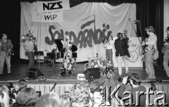 7.06.1989, Warszawa, Polska.
Dom Kultury przy Zakładach Mechanicznych Ursus. Koncert Joan Baez, amerykańskiej piosenkarki zaangażowanej w ruch obrony praw człowieka.
Fot. Mieczysław Michalak, zbiory Ośrodka KARTA
