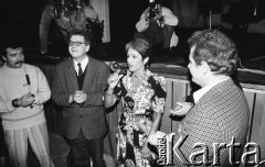 7.06.1989, Warszawa, Polska.
Dom Kultury przy Zakładach Mechanicznych Ursus. Spotkanie z Joan Baez, amerykańską piosenkarką zaangażowaną w ruch obrony praw człowieka, z prawej stoi Zbigniew Bujak.
Fot. Mieczysław Michalak, zbiory Ośrodka KARTA