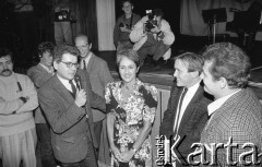 7.06.1989, Warszawa, Polska.
Dom Kultury przy Zakładach Mechanicznych Ursus. Spotkanie z Joan Baez, amerykańską piosenkarką zaangażowaną w ruch obrony praw człowieka, z prawej stoi Zbigniew Bujak.
Fot. Mieczysław Michalak, zbiory Ośrodka KARTA