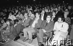 7.06.1989, Warszawa, Polska.
Dom Kultury przy Zakładach Mechanicznych Ursus. Publiczność podczas koncertu Joan Baez, amerykańskiej piosenkarki zaangażowanej w ruch obrony praw człowieka. W pierwszym rzędzie 3. z prawej siedzi Zbigniew Bujak.
Fot. Mieczysław Michalak, zbiory Ośrodka KARTA