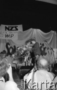 7.06.1989, Warszawa, Polska.
Dom Kultury przy Zakładach Mechanicznych Ursus. Koncert Joan Baez, amerykańskiej piosenkarki zaangażowanej w ruch obrony praw człowieka.
Fot. Mieczysław Michalak, zbiory Ośrodka KARTA