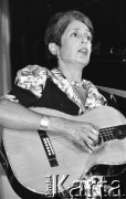 7.06.1989, Warszawa, Polska.
Dom Kultury przy Zakładach Mechanicznych Ursus. Joan Baez, amerykańska piosenkarka zaangażowana w ruch obrony praw człowieka, podczas koncertu.
Fot. Mieczysław Michalak, zbiory Ośrodka KARTA
