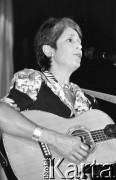 7.06.1989, Warszawa, Polska.
Dom Kultury przy Zakładach Mechanicznych Ursus. Joan Baez, amerykańska piosenkarka zaangażowana w ruch obrony praw człowieka, podczas koncertu.
Fot. Mieczysław Michalak, zbiory Ośrodka KARTA