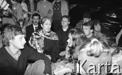 Czerwiec 1989, Warszawa, Polska.
Amerykańska piosenkarka Joan Baez, zaangażowana w ruch obrony praw człowieka, na spotkaniu z protestantami pod ambasadą Chin. Protestowano tam przeciwko masakrze studentów na placu Niebiańskiego Spokoju w Pekinie.
Fot. Mieczysław Michalak, zbiory Ośrodka KARTA