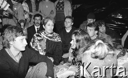 Czerwiec 1989, Warszawa, Polska.
Amerykańska piosenkarka Joan Baez, zaangażowana w ruch obrony praw człowieka, na spotkaniu z protestantami pod ambasadą Chin. Protestowano tam przeciwko masakrze studentów na placu Niebiańskiego Spokoju w Pekinie.
Fot. Mieczysław Michalak, zbiory Ośrodka KARTA
