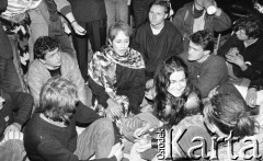 Czerwiec 1989, Warszawa, Polska.
Amerykańska piosenkarka Joan Baez, zaangażowana w ruch obrony praw człowieka, na spotkaniu z protestantami pod ambasadą Chin. Protestowano tam przeciwko masakrze studentów na placu Niebiańskiego Spokoju w Pekinie.
Fot. Mieczysław Michalak, zbiory Ośrodka KARTA