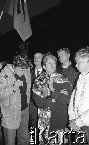 Czerwiec 1989, Warszawa, Polska.
Amerykańska piosenkarka Joan Baez, zaangażowana w ruch obrony praw człowieka, pod ambasadą Chin. Protestowano tam przeciwko masakrze studentów na placu Niebiańskiego Spokoju w Pekinie.
Fot. Mieczysław Michalak, zbiory Ośrodka KARTA