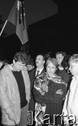 Czerwiec 1989, Warszawa, Polska.
Amerykańska piosenkarka Joan Baez, zaangażowana w ruch obrony praw człowieka, pod ambasadą Chin. Protestowano tam przeciwko masakrze studentów na placu Niebiańskiego Spokoju w Pekinie.
Fot. Mieczysław Michalak, zbiory Ośrodka KARTA