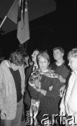 Czerwiec 1989, Warszawa, Polska.
Amerykańska piosenkarka Joan Baez, zaangażowana w ruch obrony praw człowieka, pod ambasadą Chin. Protestowano tam przeciwko masakrze studentów na placu Niebiańskiego Spokoju w Pekinie.
Fot. Mieczysław Michalak, zbiory Ośrodka KARTA
