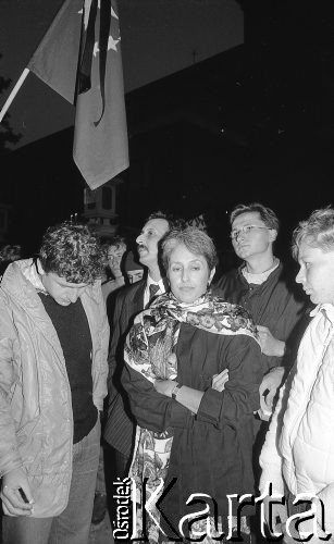 Czerwiec 1989, Warszawa, Polska.
Amerykańska piosenkarka Joan Baez, zaangażowana w ruch obrony praw człowieka, pod ambasadą Chin. Protestowano tam przeciwko masakrze studentów na placu Niebiańskiego Spokoju w Pekinie.
Fot. Mieczysław Michalak, zbiory Ośrodka KARTA