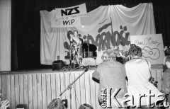 7.06.1989, Warszawa, Polska.
Dom Kultury przy Zakładach Mechanicznych Ursus. Koncert Joan Baez, amerykańskiej piosenkarki zaangażowanej w ruch obrony praw człowieka.
Fot. Mieczysław Michalak, zbiory Ośrodka KARTA