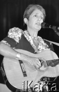 7.06.1989, Warszawa, Polska.
Dom Kultury przy Zakładach Mechanicznych Ursus. Joan Baez, amerykańska piosenkarka zaangażowana w ruch obrony praw człowieka, podczas koncertu.
Fot. Mieczysław Michalak, zbiory Ośrodka KARTA