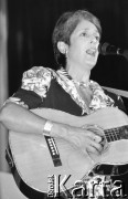 7.06.1989, Warszawa, Polska.
Dom Kultury przy Zakładach Mechanicznych Ursus. Joan Baez, amerykańska piosenkarka zaangażowana w ruch obrony praw człowieka, podczas koncertu.
Fot. Mieczysław Michalak, zbiory Ośrodka KARTA