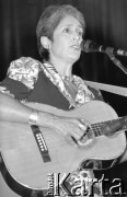 7.06.1989, Warszawa, Polska.
Dom Kultury przy Zakładach Mechanicznych Ursus. Joan Baez, amerykańska piosenkarka zaangażowana w ruch obrony praw człowieka, podczas koncertu.
Fot. Mieczysław Michalak, zbiory Ośrodka KARTA