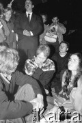 Czerwiec 1989, Warszawa, Polska.
Amerykańska piosenkarka Joan Baez, zaangażowana w ruch obrony praw człowieka, na spotkaniu z protestantami pod ambasadą Chin. Protestowano tam przeciwko masakrze studentów na placu Niebiańskiego Spokoju w Pekinie.
Fot. Mieczysław Michalak, zbiory Ośrodka KARTA