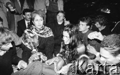 Czerwiec 1989, Warszawa, Polska.
Amerykańska piosenkarka Joan Baez, zaangażowana w ruch obrony praw człowieka, na spotkaniu z protestantami pod ambasadą Chin. Protestowano tam przeciwko masakrze studentów na placu Niebiańskiego Spokoju w Pekinie.
Fot. Mieczysław Michalak, zbiory Ośrodka KARTA
