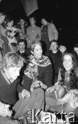 Czerwiec 1989, Warszawa, Polska.
Amerykańska piosenkarka Joan Baez, zaangażowana w ruch obrony praw człowieka, na spotkaniu z protestantami pod ambasadą Chin. Protestowano tam przeciwko masakrze studentów na placu Niebiańskiego Spokoju w Pekinie.
Fot. Mieczysław Michalak, zbiory Ośrodka KARTA