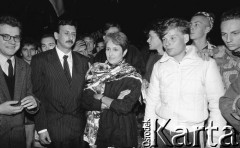 Czerwiec 1989, Warszawa, Polska.
Amerykańska piosenkarka Joan Baez, zaangażowana w ruch obrony praw człowieka, na spotkaniu z protestantami pod ambasadą Chin. Protestowano tam przeciwko masakrze studentów na placu Niebiańskiego Spokoju w Pekinie.
Fot. Mieczysław Michalak, zbiory Ośrodka KARTA