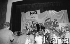 7.06.1989, Warszawa, Polska.
Dom Kultury przy Zakładach Mechanicznych Ursus. Koncert Joan Baez, amerykańskiej piosenkarki zaangażowanej w ruch obrony praw człowieka.
Fot. Mieczysław Michalak, zbiory Ośrodka KARTA