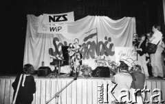 7.06.1989, Warszawa, Polska.
Dom Kultury przy Zakładach Mechanicznych Ursus. Koncert Joan Baez, amerykańskiej piosenkarki zaangażowanej w ruch obrony praw człowieka.
Fot. Mieczysław Michalak, zbiory Ośrodka KARTA