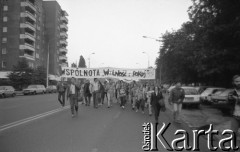 Czerwiec 1989, Warszawa, Polska.
Marsz aktywistów Ruchu Wolność i Pokój pod ambasadę Chin, gdzie protestowano przeciwko masakrze na Placu Niebiańskiego Spokoju w Pekinie.
Fot. Mieczysław Michalak, zbiory Ośrodka KARTA