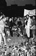 Czerwiec 1989, Warszawa, Polska.
Protest m.in. członków Ruchu Wolność i Pokój pod ambasadą Chin wobec masakry na Placu Niebiańskiego Spokoju w Pekinie. W środku stoi amerykańska piosenkarka Joan Baez.
Fot. Mieczysław Michalak, zbiory Ośrodka KARTA
