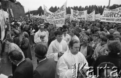 Lata 80., Częstochowa, Polska.
Pielgrzymka Ludzi Pracy na Jasną Górę. Msza święta, z komunią świętą drugi idzie ksiądz Adam Wiktor.
Fot. Mieczysław Michalak, zbiory Ośrodka KARTA