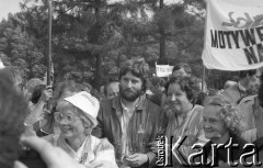 Lata 80., Częstochowa, Polska.
Pielgrzymka Ludzi Pracy na Jasną Górę, w środku Władysław Frasyniuk.
Fot. Mieczysław Michalak, zbiory Ośrodka KARTA